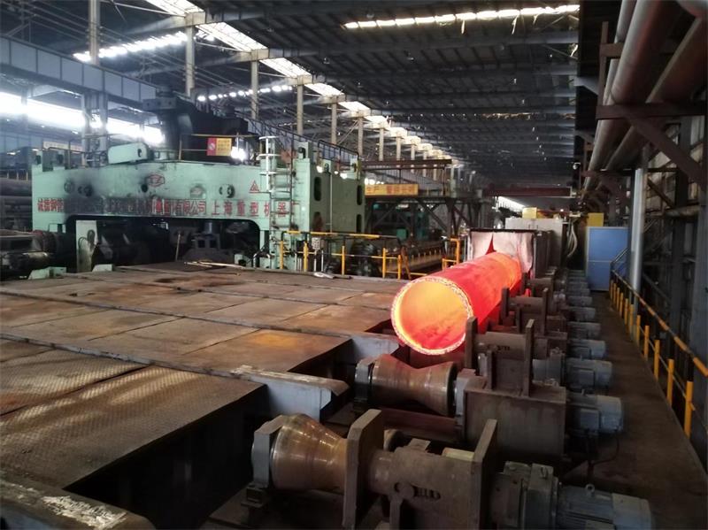 Induction heating system for large-diameter seamless steel pipe thermal expansion and temperature  compensation